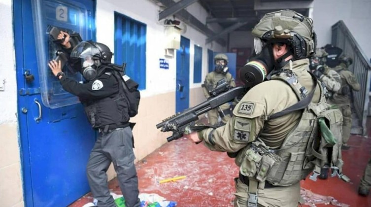 الأسرى يواصلون خطواتهم الاحتجاجية ردا على التنكيل بالأسيرات