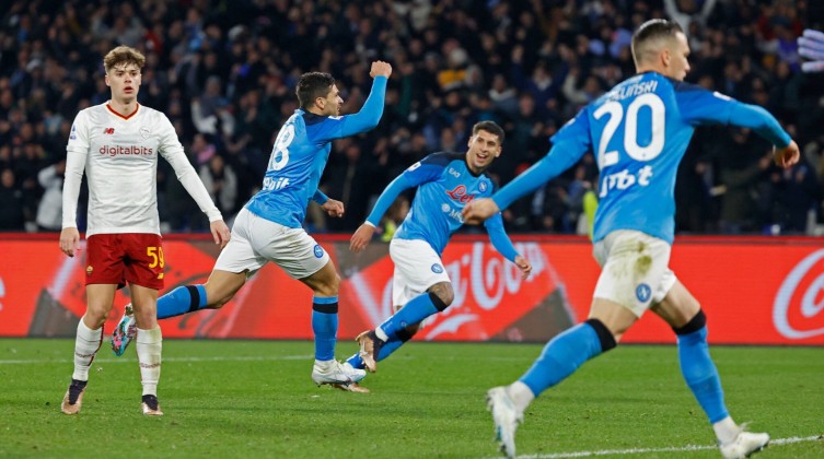 نابولي يحقق فوزاً ثميناً علي إمبولي في الدوري الإيطالي