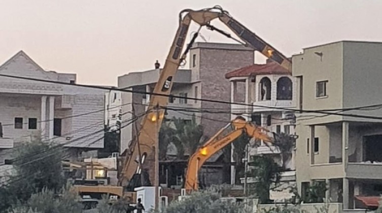 بالفيديو والصور: الاحتلال يهدم منزلاً في جبل المكبر تخلله إصابات واعتقالات