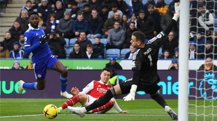 بالفيديو: آرسنال يعبر ليستر سيتي ويقبض على صدارة الدوري الإنجليزي