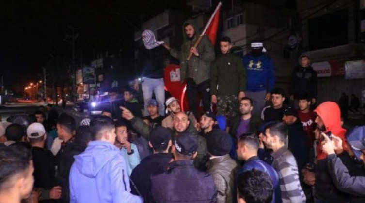 بالفيديو: تظاهرات ليلية في الضفة وغزة تلبي نداء "عرين الأسود"