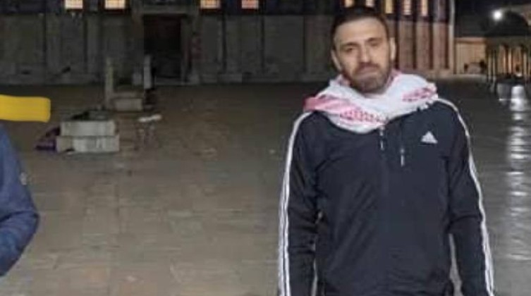 الاحتلال يجبر عائلة الشهيد حسين قراقع على تفريغ منزلها بالقدس