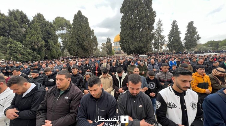 بالصور: 70 ألف مُصلٍ أدوا صلاة الجمعة في المسجد الأقصى