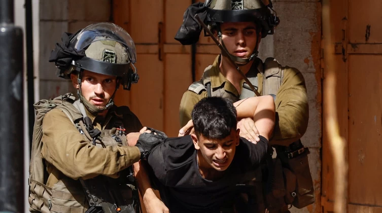 قوات الاحتلال تعتقل 25 فلسطينيا من القدس والضفة الغربية