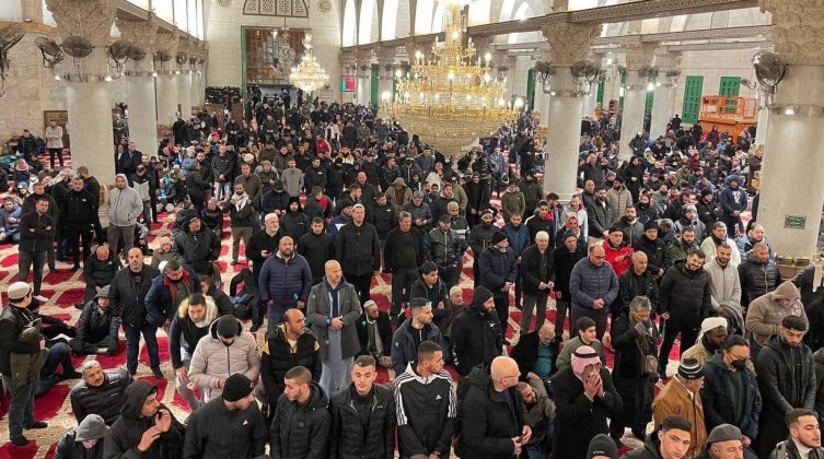 بالصور: الآلاف يلبون نداء الفجر العظيم في المسجدين "الأقصى" و"الإبراهيمي"