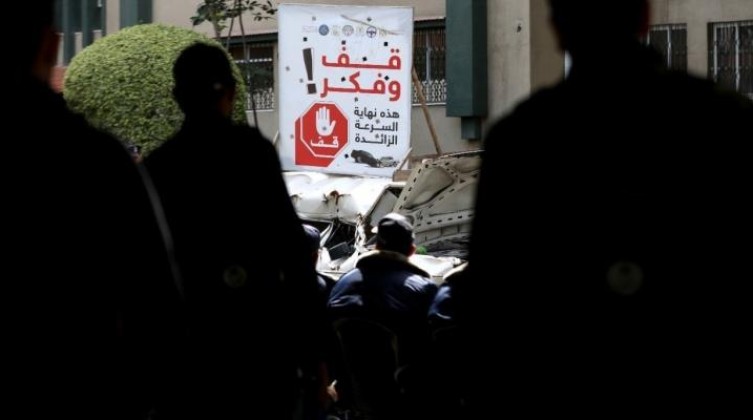بالصور: إصابات إحداها خطيرة جراء انقلاب مركبة وسط مدينة غزة
