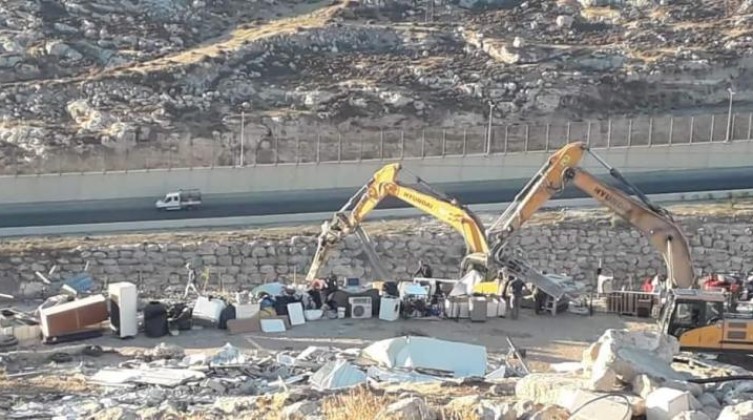 الاحتلال يهدم خيامًا وبركسات جنوب نابلس