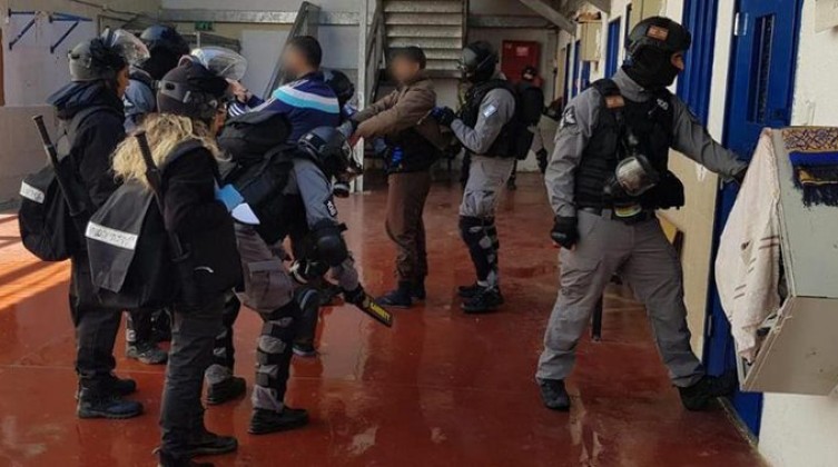 توتر في سجن "نفحة" عقب استفزاز أحد السجانين للأسرى