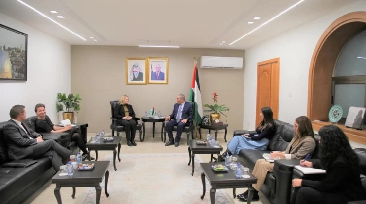 الشيخ يتلقي مع القنصل البريطاني العام في القدس