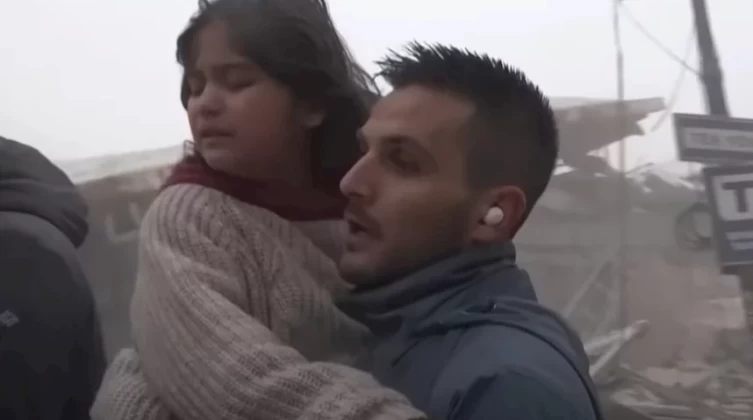 بالفيديو: مراسل تركي يتخلى عن البث المباشر لينقذ طفلة أثناء حدوث الزلزال