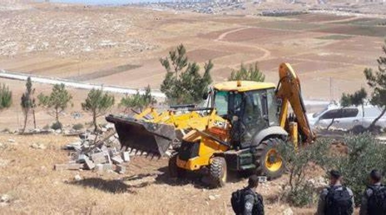 الاحتلال يهدم حظيرة أغنام وسلاسل حجرية جنوب الخليل