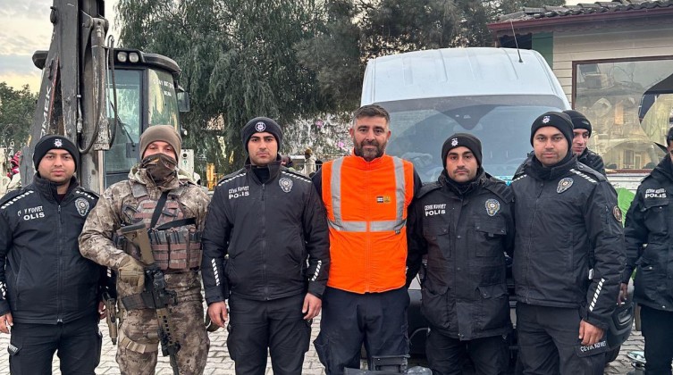 تركي يعثر على حقيبة بها 4 ملايين دولار تحت ركام المباني المدمرة