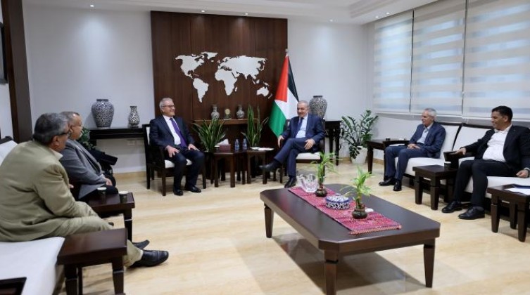 اشتيه يلتفي وفد من غرفة تجارة وصناعة محافظة غزة.. ماذا بحثا؟