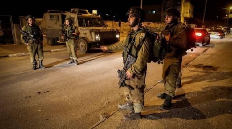 الاحتلال يعتقل 3 مواطنين من القدس وتيعد مواطن عن الأقصى