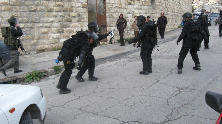 الاحتلال يعتقل شاباً وطفلاً ويستولي على أموال من منزل أسير