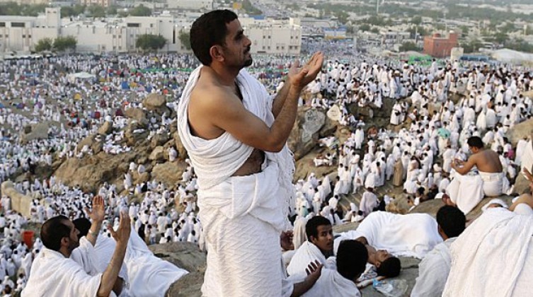 حجاج على صعيد عرفات في موسم الحج العام الماضي(ارشيفية)