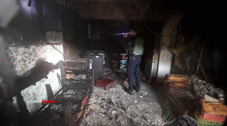 مستوطنون يحرقون منزلًا بداخله عائلة فلسطينية في "سنجل"