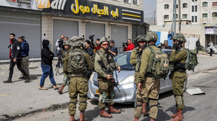 نابلس: الاحتلال يغلق عدة طرق ومداخل فرعية في بلدة حوارة