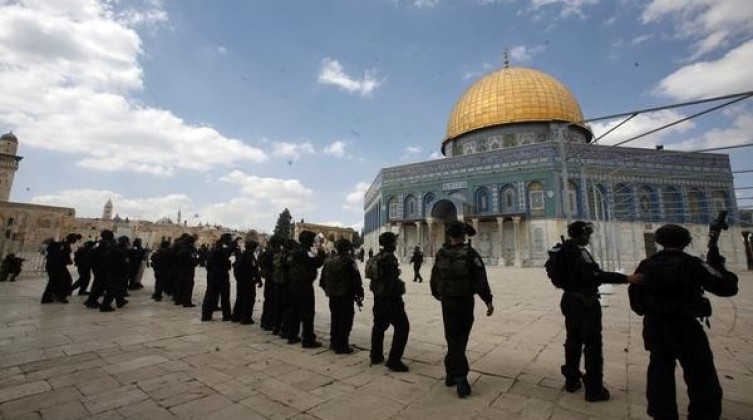 الاحتلال يسلم مواطنا قرارا بالإبعاد عن "القدس"