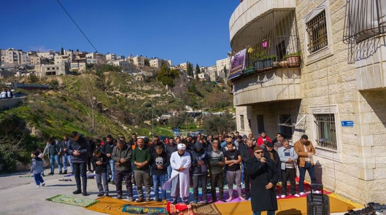 الاحتلال يعتدي على المواطنين بخيمة الإسناد في سلوان