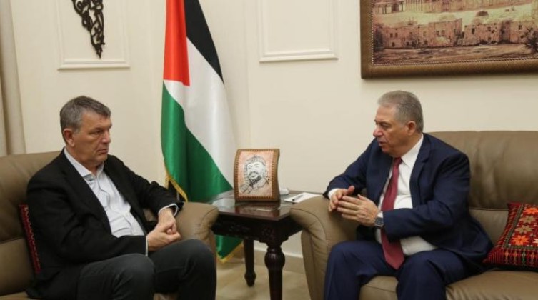 سفير فلسطين بلبنان يلتقي المفوض العام للأونروا.. ماذا بحثا؟