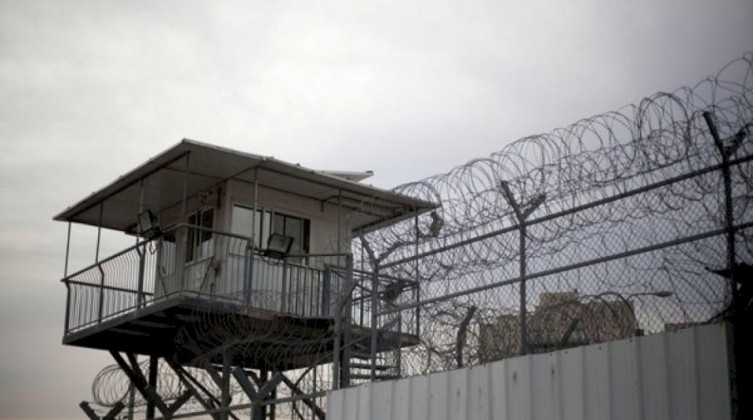 الأسرى-يواصلون-العصيان-ويعتصمون-اليوم-في-ساحات-السجون-1676622681