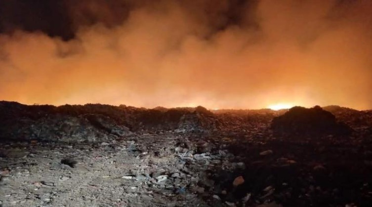 قوات الاحتلال تطلق النار صوب العاملين لإطفاء حريق مكب النفايات شرق غزة