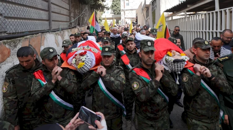 بالصور: جماهير فلسطينية تشيع جثماني الشهيدين الخواجا وخصيب