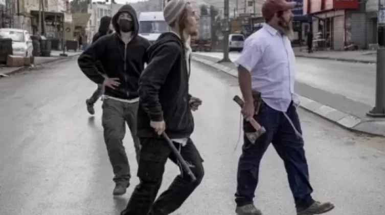 الخليل: مستوطنون يحطمون أبواب محلات تجارية في البلدة القديمة