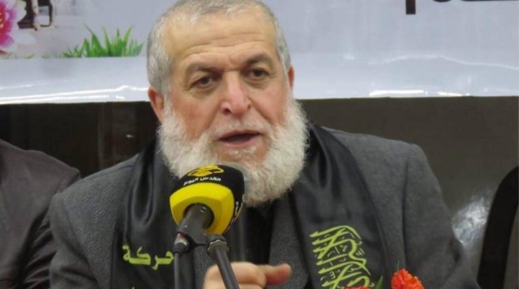 نافذ عزام يهاتف عائلة الشهيد نضال خازم