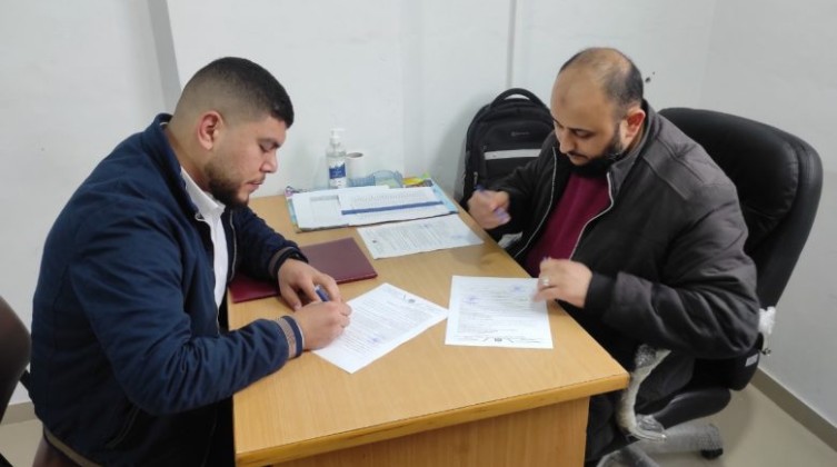 العمل بغزة توقع عقود تشغيل من التخصصات الطبية لصالح وزارة الصحة
