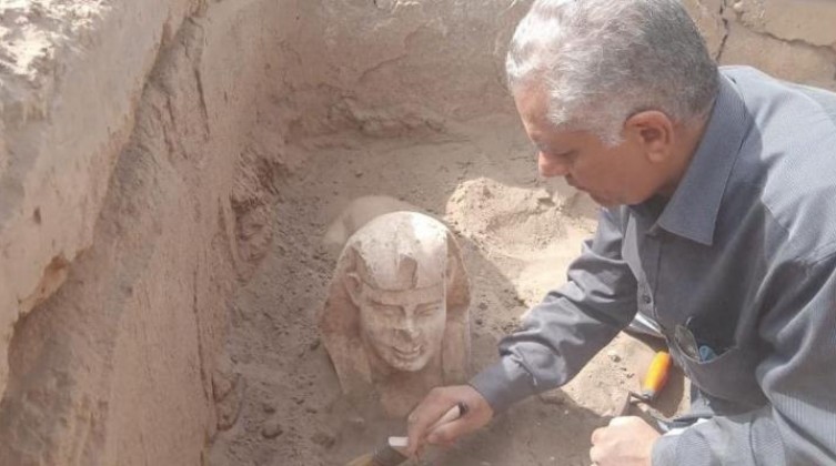 اكتشاف بقايا مقصورة وتمثال أبو الهول في محافظة قنا بمصر