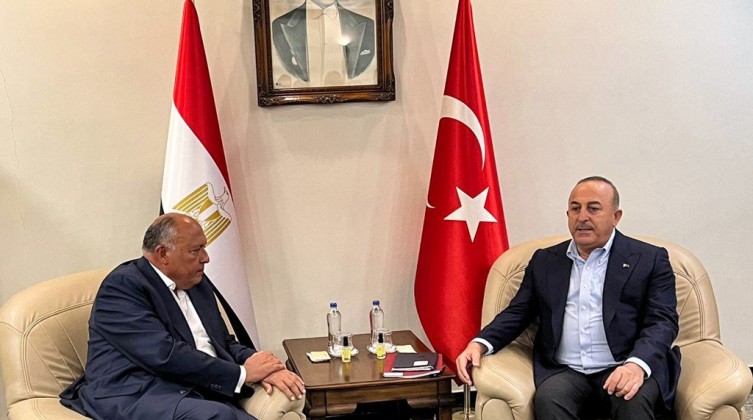 وزير الخارجية التركي يتوجه إلى القاهرة للمرة الأولى منذ 11 عاما