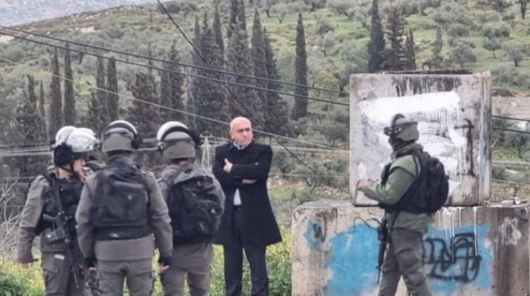 الاحتلال يحتجز محافظ جنين على حاجز عسكري في نابلس