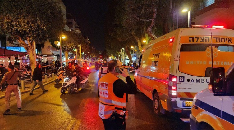 إصابة 5 إسرائيليين بعملية إطلاق نار في تل أبيب