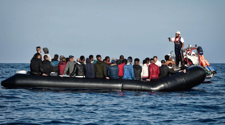 قوارب الموت تهوي بشباب غزة وتُلقي بهم في بحار الغُربة