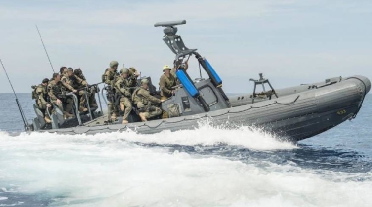 بحرية الاحتلال تلاحق مراكب الصيادين شمال قطاع غزة