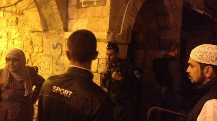 بالفيديو والصور: قوات الاحتلال الإسرائيلي تقتحم المسجد الأقصى وتخرج المعتكفين
