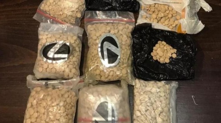 الشرطة بغزة تضبط كمية من المخدرات وتوقف مروج ومطلوبَين