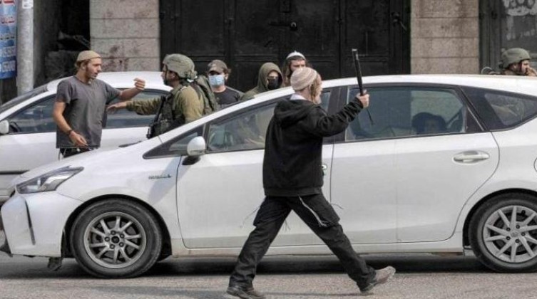 مستوطنون يهاجمون منزلا ومركبة شمال الخليل