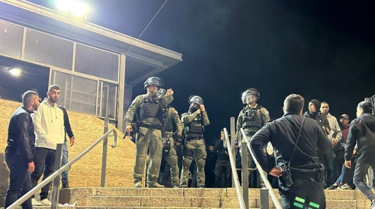 الاحتلال يعتقل 3 شبان ويعتدي على المواطنين بالقدس