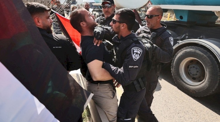 بالصور: الاحتلال يقمع مسيرة لمتضامنين إسرائيليين جنوب نابلس