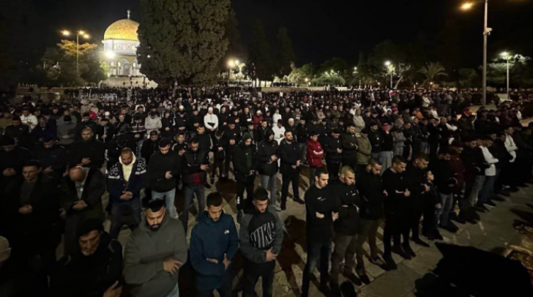 بالصور: آلاف المصلين يؤدون صلاة الفجر في المسجد الأقصى
