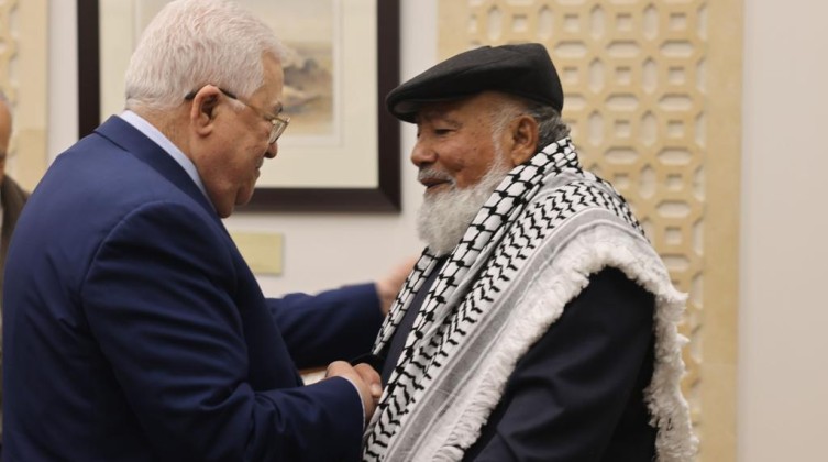 الرئيس عباس يستقبل فؤاد الشوبكي "شيخ الأسرى"