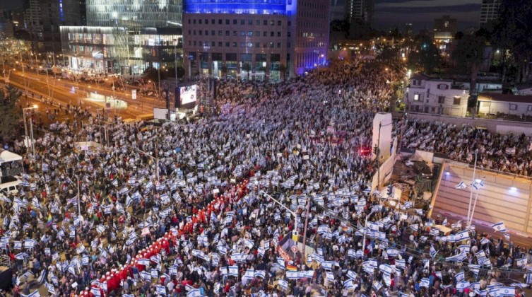 بالفيديو والصور: تظاهرات كبيرة في "إسرائيل" ضد نتنياهو إقالة "غالانت"