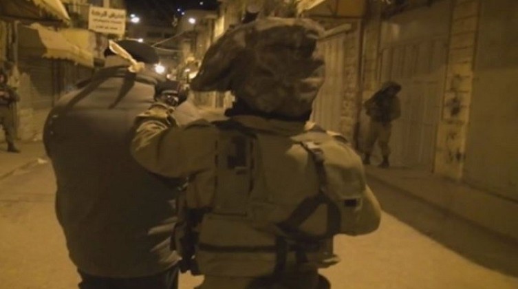 قوات الاحتلال تعتقل 12 مواطنا من مناطق متفرقة بالضفة