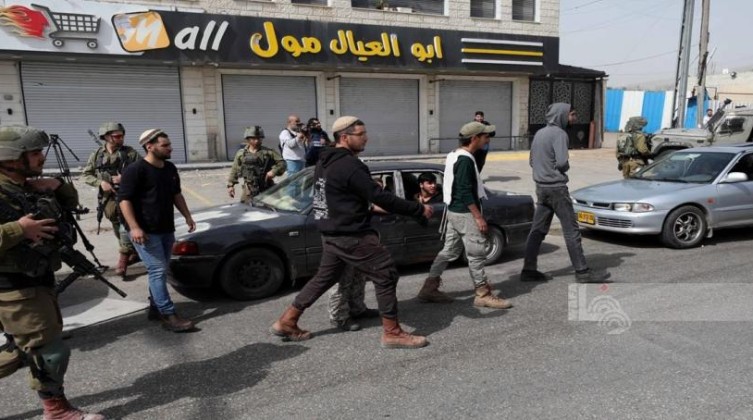 مستوطنون يعتدون على مسن والاحتلال يعتقله في بلدة عوريف