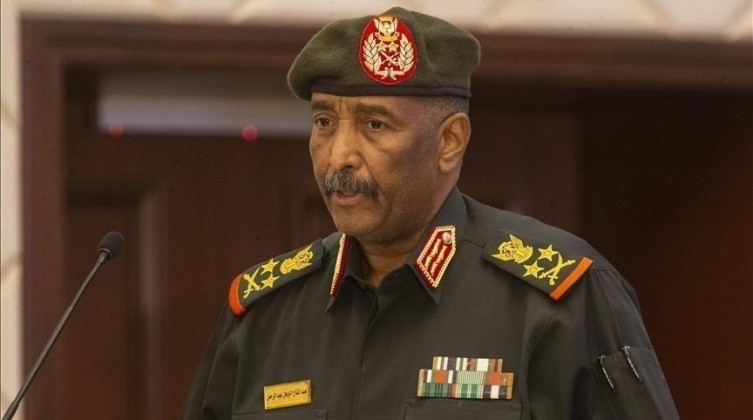 البرهان يعد بإقامة جيش لا يتدخل بالسياسة