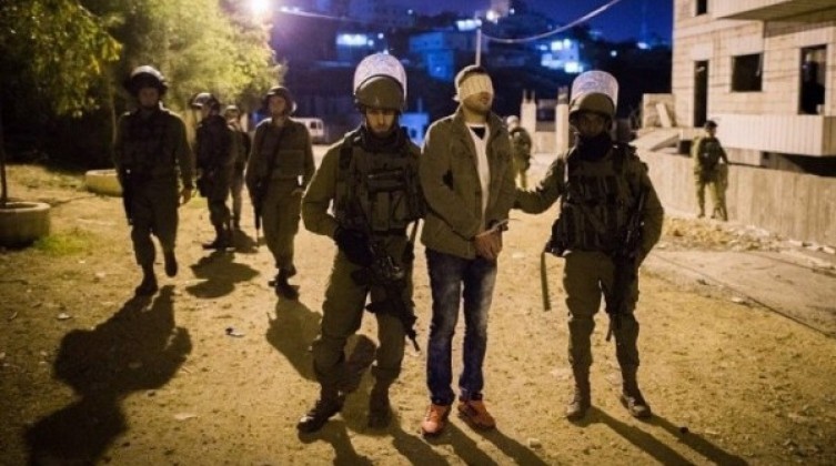 الاحتلال يعتقل شابين من القدس ويمدد اعتقال ثالث
