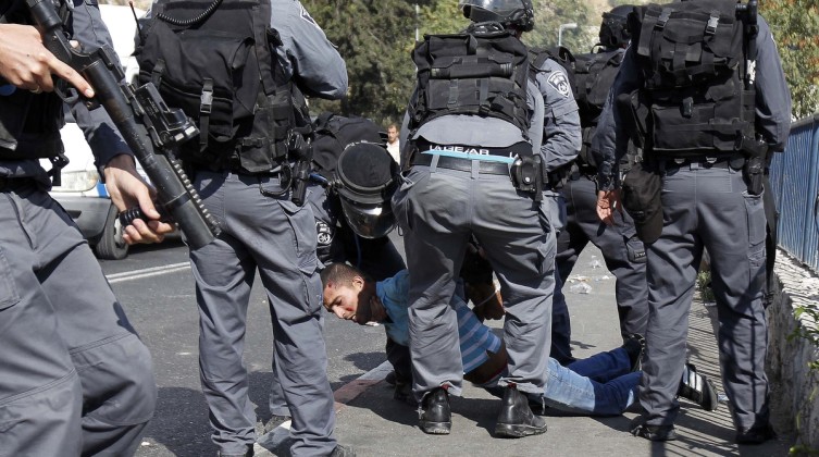الاحتلال يعتقل شاب وطفلين ويقرر تمديد اعتقال آخرين في القدس